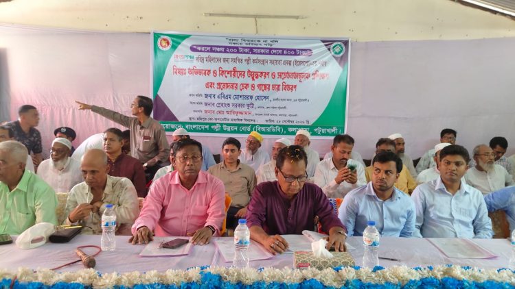 কলাপাড়ায় বাল্যবিবাহ রোধে কিশোরী ও অভিভাবকদের সচেতনতামূলক প্রশিক্ষণ, গাছের চারা ও চেক বিতরণ