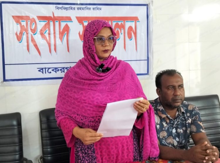 বাকেরগঞ্জে সোশ্যাল মিডিয়ায় অপপ্রচারের প্রতিবাদে বিএনপি নেত্রীর সংবাদ সম্মেলন