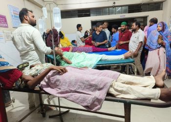 সহপাঠীর দেওয়া আখরোট খেয়ে সাত ছাত্রী অসুস্থ, হাসপাতালে ভর্তি