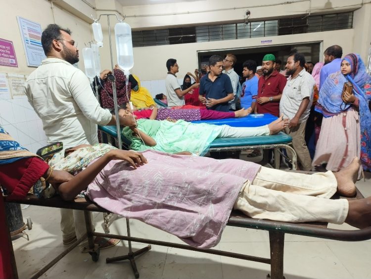 সহপাঠীর দেওয়া আখরোট খেয়ে সাত ছাত্রী অসুস্থ, হাসপাতালে ভর্তি