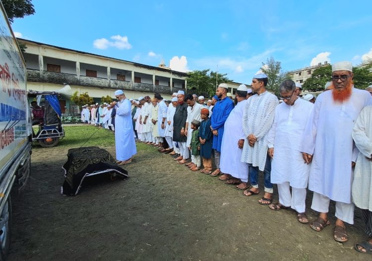 লতিফ স্কুল মাঠে ইউপি চেয়ারম্যান নজরুল গাজীর মা মহিয়সি নারী মতিয়া বেগমের জানাজায় মানুষের ঢল