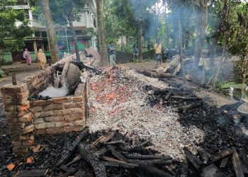 দুমকিতে সাবেক ইউপি চেয়ারম্যানের গোয়ালঘরে আগুন, আড়াই লক্ষাধিক টাকার ক্ষয়ক্ষতি