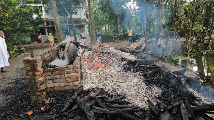 দুমকিতে সাবেক ইউপি চেয়ারম্যানের গোয়ালঘরে আগুন, আড়াই লক্ষাধিক টাকার ক্ষয়ক্ষতি
