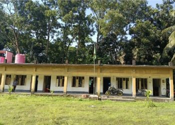 দুমকিতে একাদশ শ্রেণিতে শিক্ষার্থীসংকট শিক্ষার্থী ভর্তিতে শিক্ষকদের দ্বারে দ্বারে দৌড়ঝাঁপ