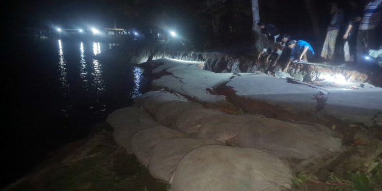 দশমিনায় তেঁতুলিয়ার তীব্র স্রোতে নদীর ভাঙন ২০টি কবর বিলীন,চরম আতংকে বাসিন্দারা