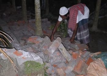 পটুয়াখালীতে নদীভাঙনের মুখে বাবা-দাদির কবর, কঙ্কাল সরিয়ে নিলেন নিজাম