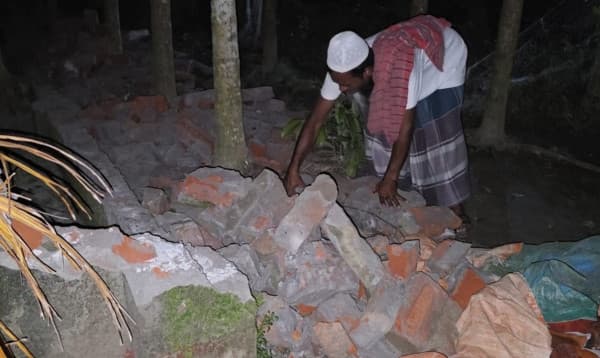 পটুয়াখালীতে নদীভাঙনের মুখে বাবা-দাদির কবর, কঙ্কাল সরিয়ে নিলেন নিজাম