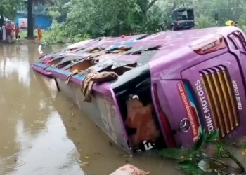 পটুয়াখালী-কুয়াকাটা মহাসড়কে নিয়ন্ত্রণ হারিয়ে খাদে বাস; গুরুতর আহত ৬