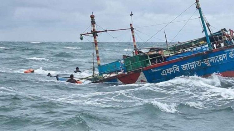 মাছ শিকার শেষে উপকূলে ফেরার পথে সাগরে ট্রলার ডুবি, ১১ জেলে উদ্ধার; নিখোঁজ ২