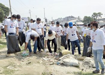 পর্যটন কার্নিভাল শেষে কুয়াকাটা সৈকত পরিষ্কারে ছাত্রদলের অভিযান