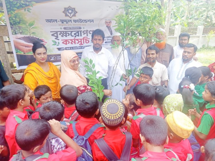 কাউখালীতে আল ফুদুল ফাউন্ডেশনের উদ্যোগে ৬ শতাধিক গাছের চারা বিতরণ