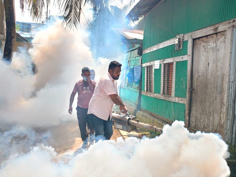 কাউখালীতে ডেঙ্গু প্রতিরোধে স্বেচ্ছাসেবক দলের সদস্য সচিব রাকিব তালুকদারের নিজস্ব অর্থায়নে মশা নিধন কর্মসূচি