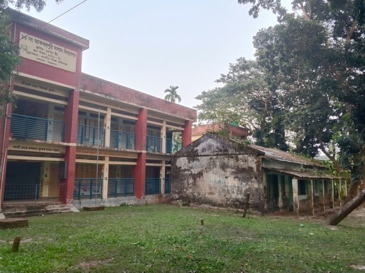 কাউখালীতে ঝুঁকি বাড়াচ্ছে পরিত্যক্ত প্রাথমিক বিদ্যালয় ভবন: শিক্ষা ব্যাহত, আতঙ্কে শিক্ষার্থীরা