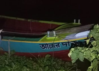 কাউখালীতে কঁচা নদীতে মাঝরাতে বিকল ট্রলার: ৫০-৬০ জন যাত্রীকে উদ্ধার করল নৌ পুলিশ