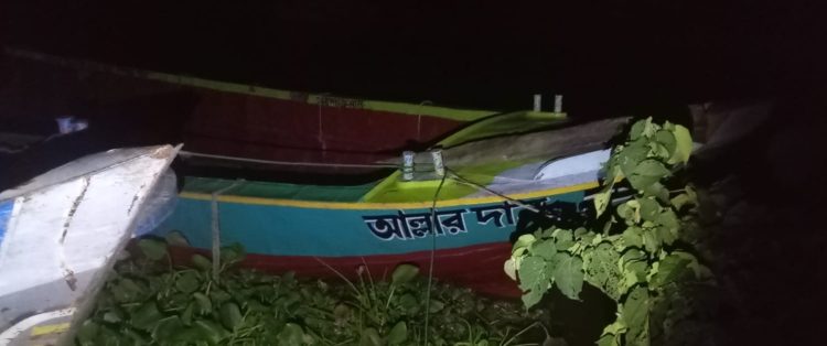 কাউখালীতে কঁচা নদীতে মাঝরাতে বিকল ট্রলার: ৫০-৬০ জন যাত্রীকে উদ্ধার করল নৌ পুলিশ