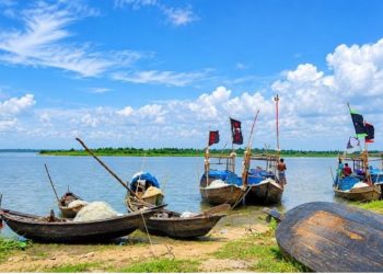 বাউফলে অভাবের সংসারে আশার আলো: নদীতে ফিরছেন জেলেরা
