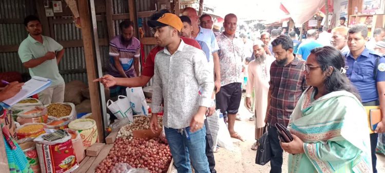 কাউখালীতে ফুটপাত দখল করে ব্যবসা, তিন প্রতিষ্ঠানকে ৬ হাজার টাকা জরিমানা