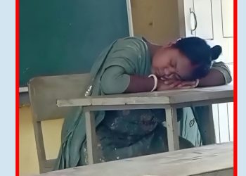 পঞ্চগড়ে শ্রেণিকক্ষে টেবিলে মাথা রেখে ঘুম, শোকজ হলেন শিক্ষিকা