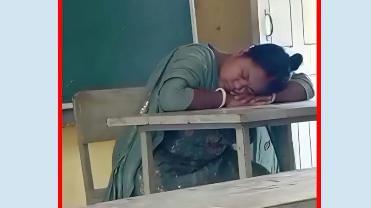 পঞ্চগড়ে শ্রেণিকক্ষে টেবিলে মাথা রেখে ঘুম, শোকজ হলেন শিক্ষিকা