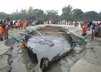 সমুদ্র সৈকত কুয়াকাটায় সন্ধান পাওয়া দুইশ বছরের পুরনো নৌকাটি ইতিহাসের সাক্ষী হয়ে আছে