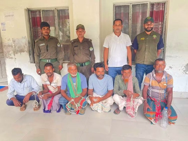 সুন্দরবনে হরিণ শিকারের ফাঁদ, নিষিদ্ধ জাল ও নৌকা-সহ ৬ শিকারি গ্রেফতার