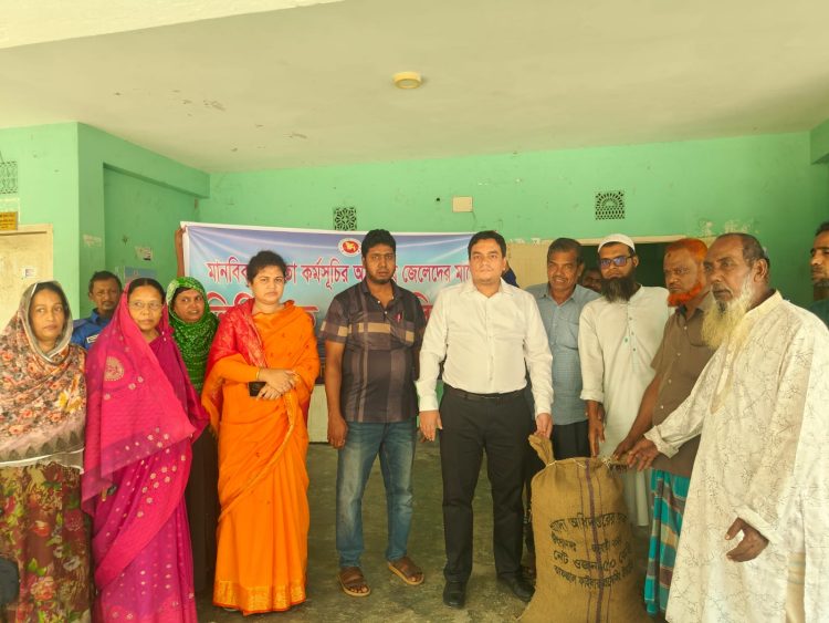 দুমকিতে ৩৯৭ জেলে পরিবারকে বিশেষ ভিজিএফের চাল বিতরণ