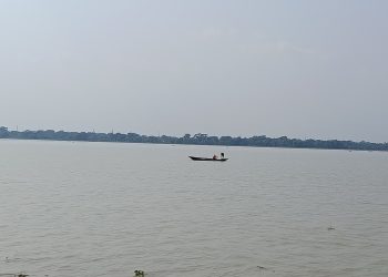 দুমকিতে নিষেধাজ্ঞা উপেক্ষা করে মা-ইলিশ শিকারের ধুম প্রশাসনের অভিযানের খবর আগেই পাচ্ছেন জেলেরা: জনবল ও অর্থসংকটের কথা বলছে মৎস্য বিভাগ