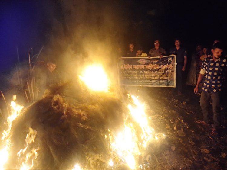 পায়রা নদীতে নৌ পুলিশের অভিযান বিপুল পরিমাণ অবৈধ জাল ও নৌকা আটক, জাল পুড়িয়ে ধ্বংস