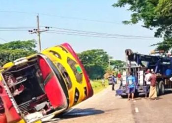 হেলপারের বাস চালানোর অভিযোগ: যাত্রীবাহী বাস উল্টে আহত ২৫