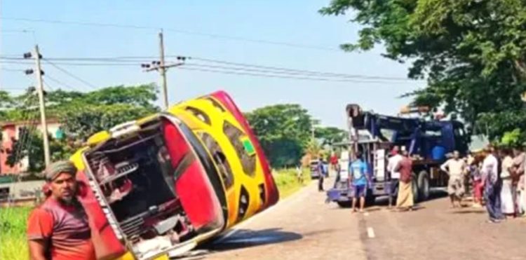 হেলপারের বাস চালানোর অভিযোগ: যাত্রীবাহী বাস উল্টে আহত ২৫