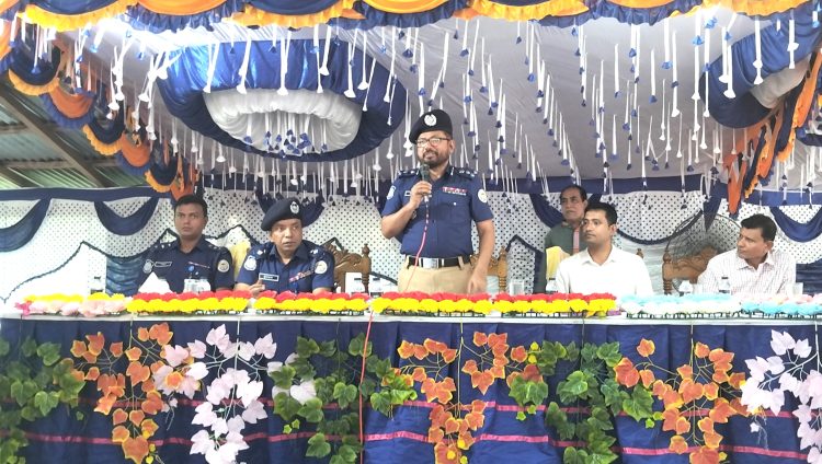 আমতলীতে বরিশাল রেঞ্জের ডিআইজির পূজামণ্ডপ পরিদর্শন