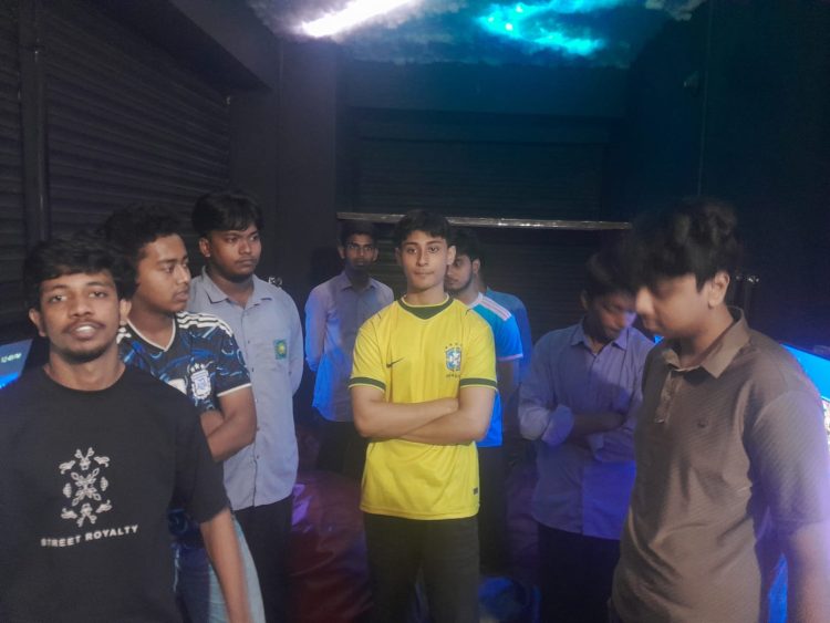 পাবনায় গেমিং সেন্টারে ডিবির অভিযান ১০ কিশোর ও শিক্ষার্থী আটক