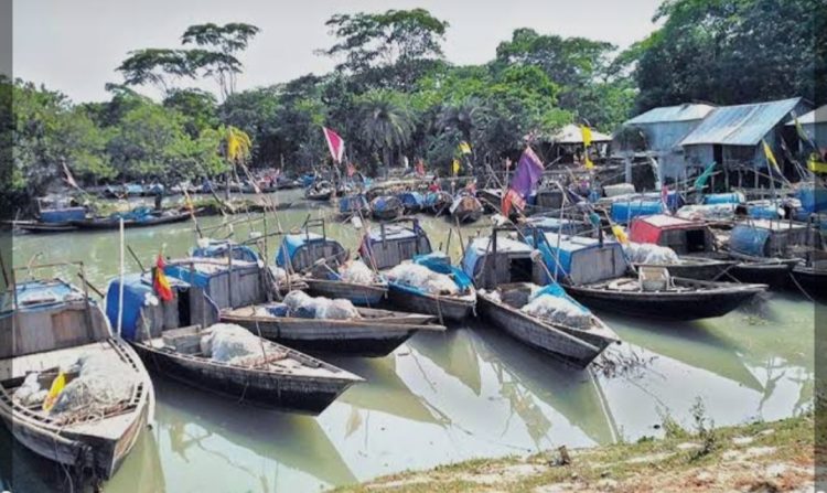 নিষেধাজ্ঞার ১৬ দিনেও প্রণোদনার চাল পাননি ২৭৭৫ জেলে