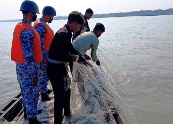 পটুয়াখালী ও হাতিয়া উপকূলে মা ইলিশ সংরক্ষণে কোস্ট গার্ডের যৌথ অভিযান