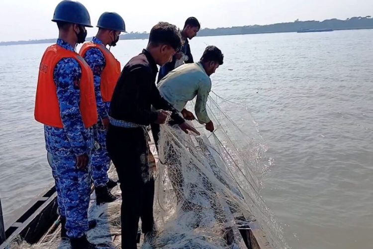 পটুয়াখালী ও হাতিয়া উপকূলে মা ইলিশ সংরক্ষণে কোস্ট গার্ডের যৌথ অভিযান