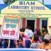 নিজস্ব জমি ও আধুনিক বহুতল ভবনের দাবিতে অভিভাবক-শিক্ষার্থীদের মানববন্ধন