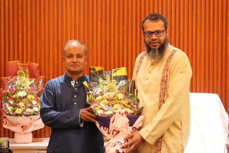 ঢাবি উপাচার্যের পবিপ্রবি পরিদর্শন, ফুলেল শুভেচ্ছা জানালেন উপাচার্য হেমায়েত জাহান