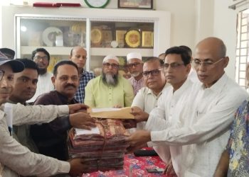 দুর্গাপূজায় প্রধানমন্ত্রীর পক্ষ থেকে কলাপাড়ায় ৩০০ শাড়ি ও ১৭ টি পূজামন্ডপে ১০ হাজার টাকা করে প্রদান করলেন এমপি মোশাররফ হোসেন