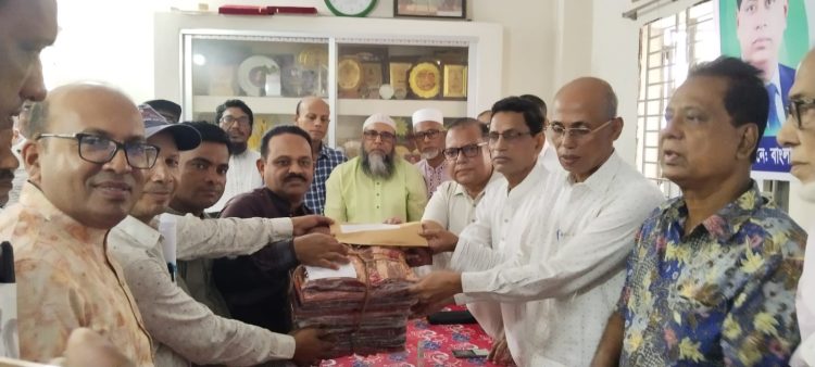 দুর্গাপূজায় প্রধানমন্ত্রীর পক্ষ থেকে কলাপাড়ায় ৩০০ শাড়ি ও ১৭ টি পূজামন্ডপে ১০ হাজার টাকা করে প্রদান করলেন এমপি মোশাররফ হোসেন