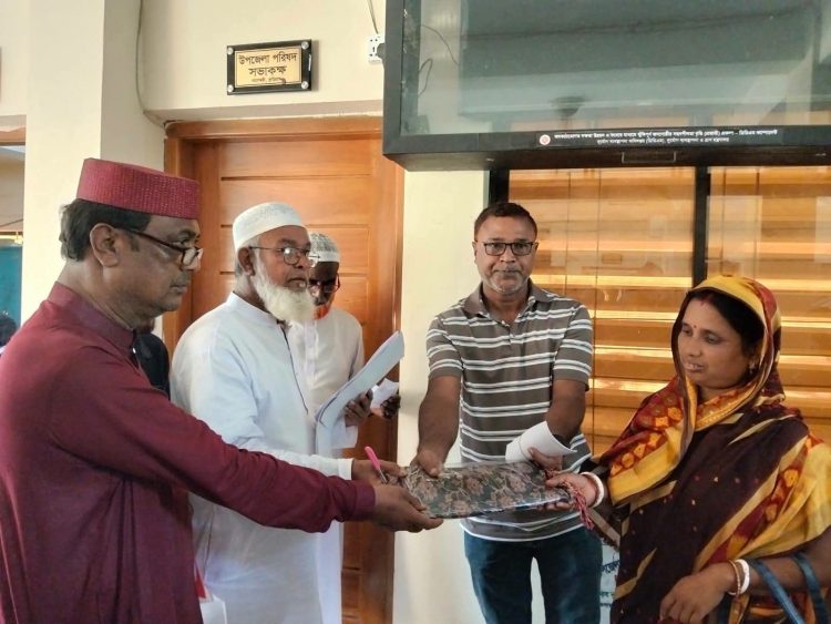 নাগেশ্বরীতে প্রধানমন্ত্রীর শারদীয় দুর্গোৎসবের উপহার সামগ্রী বিতরণ