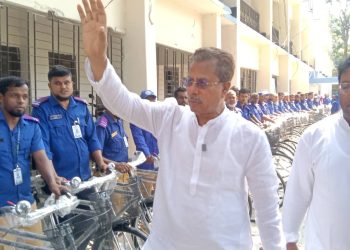 বাকেরগঞ্জে গ্রাম পুলিশদের মাঝে বাইসাইকেল ও পোশাক বিতরণ