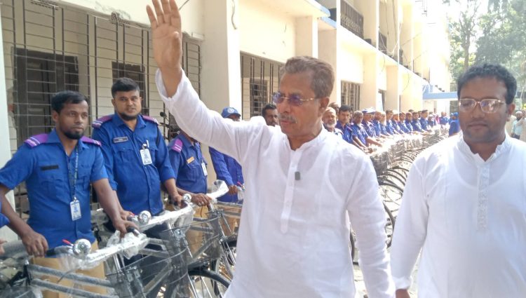 বাকেরগঞ্জে গ্রাম পুলিশদের মাঝে বাইসাইকেল ও পোশাক বিতরণ