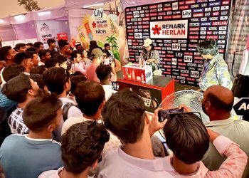 কুয়াকাটা বিচ কার্নিভালে লিলি-নিওরের স্টলে দর্শনার্থীদের ঢল