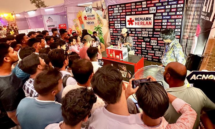 কুয়াকাটা বিচ কার্নিভালে লিলি-নিওরের স্টলে দর্শনার্থীদের ঢল