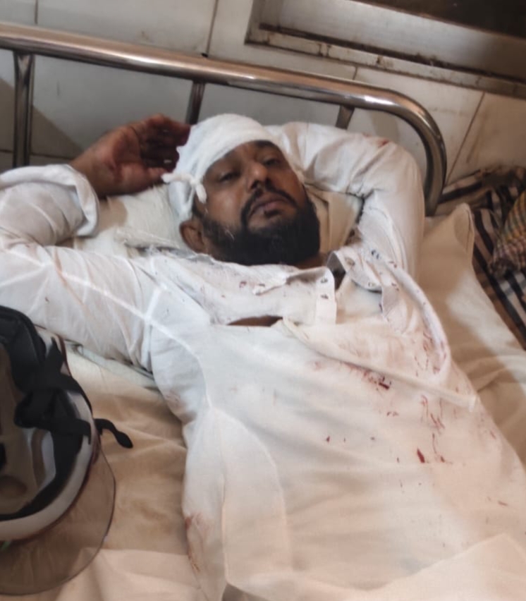 মাদারীপুর আদালত চত্বরে জমি নিয়ে বিরোধের জেরে হামলা, মাথায় কুপিয়ে জখম 