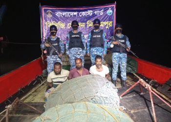 কলাপাড়ায় অবৈধ ৩ ট্রলিং বোটসহ ৩ জেলে আটক