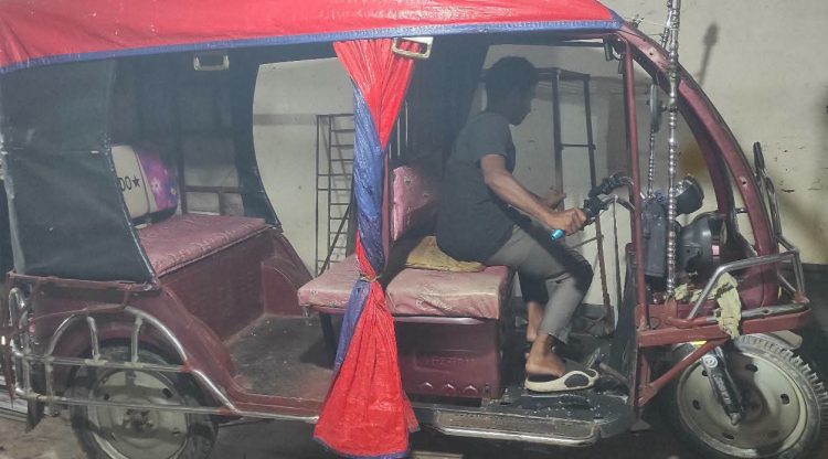 বাকেরগঞ্জে দুই অটোরিকশার চাপায় পিষ্ট হয়ে বৃদ্ধের মৃত্যু, আটক ১