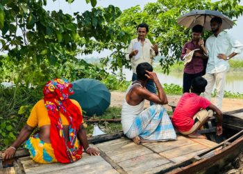 ২২ দিনের নিষেধাজ্ঞায় ঘোর অনিশ্চয়তায় কর্ণকাঠির জেলেরা: খাদ্য সংকট ও কার্ডবঞ্চনার খতিয়ান