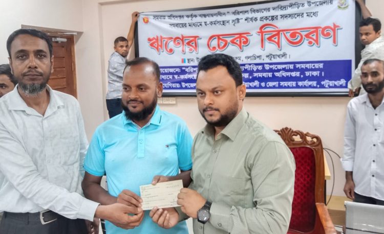 গলাচিপায় মৎস্যচাষীদের মাঝে ৫১ লাখ ২০ হাজার টাকার চেক বিতরণ
