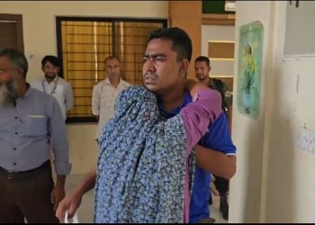 ছেলের অবহেলায় অসহায় মা, ভরণপোষণ ও চিকিৎসার দায়িত্ব নিলেন ডা. নোমান